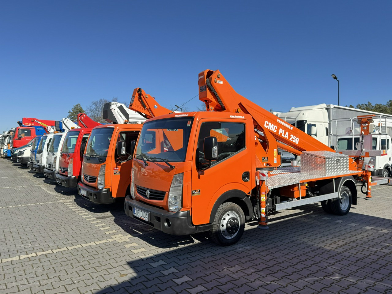 Renault Maxity - Camión con plataforma elevadora: foto 1 Renault Maxity - Camión con plataforma elevadora: foto 1