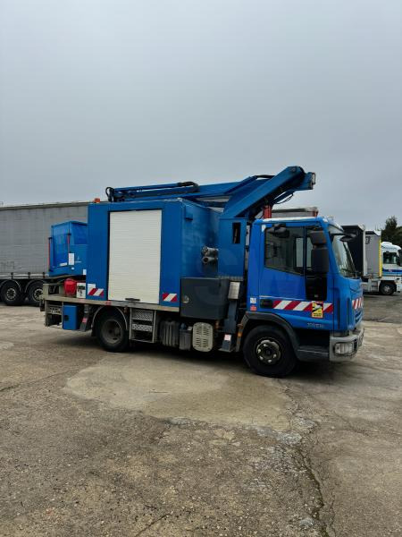 Iveco Eurocargo 100E19 - Camión con plataforma elevadora: foto 4 Iveco Eurocargo 100E19 - Camión con plataforma elevadora: foto 4