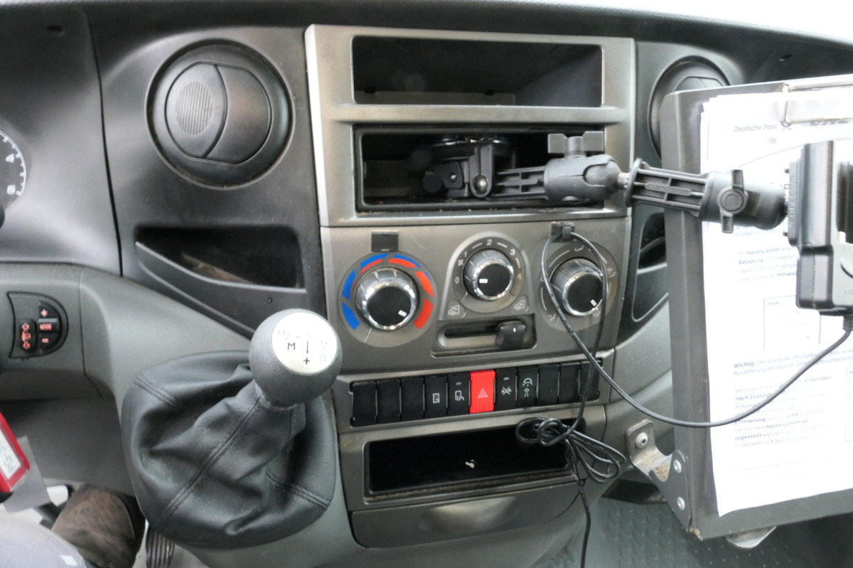 Furgoneta caja cerrada IVECO Daily 35 S11 C30C AUTOMATIK KAMERA Regale LUFT D: foto 10