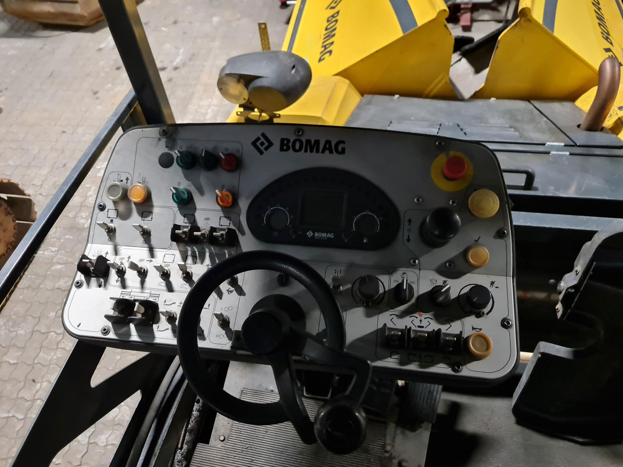 Bomag BF 300 P-2 - Pavimentadora de asfalto: foto 5 Bomag BF 300 P-2 - Pavimentadora de asfalto: foto 5