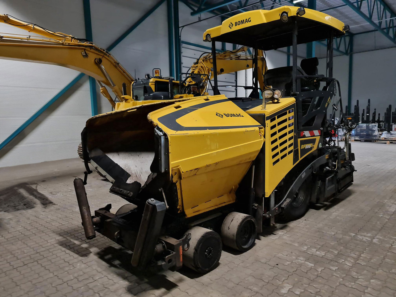 Bomag BF 300 P-2 - Pavimentadora de asfalto: foto 1 Bomag BF 300 P-2 - Pavimentadora de asfalto: foto 1