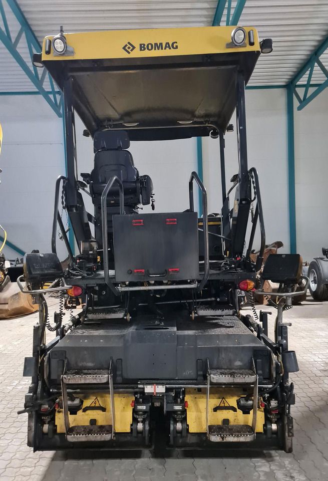 Bomag BF 300 P-2 - Pavimentadora de asfalto: foto 4 Bomag BF 300 P-2 - Pavimentadora de asfalto: foto 4