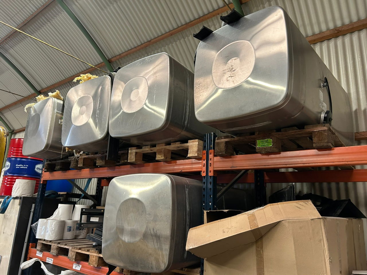 MAN 4 x Man 710 ltr tank orgineel / incl steunen / parts nr 81.12201-6949 160x70 - Depósito de combustible: foto 1 MAN 4 x Man 710 ltr tank orgineel / incl steunen / parts nr 81.12201-6949 160x70 - Depósito de combustible: foto 1