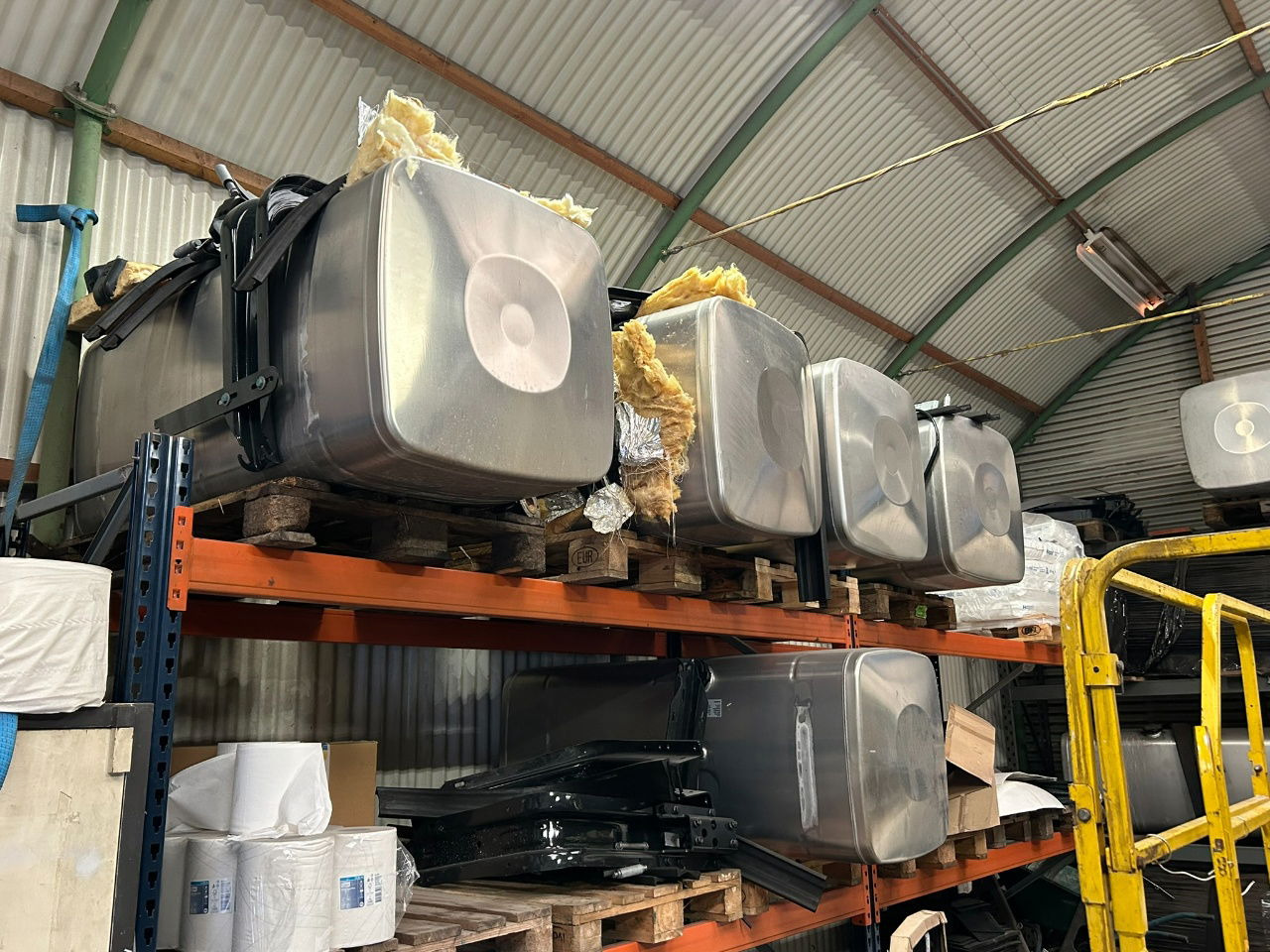 MAN 4 x Man 710 ltr tank orgineel / incl steunen / parts nr 81.12201-6949 160x70 - Depósito de combustible: foto 2 MAN 4 x Man 710 ltr tank orgineel / incl steunen / parts nr 81.12201-6949 160x70 - Depósito de combustible: foto 2