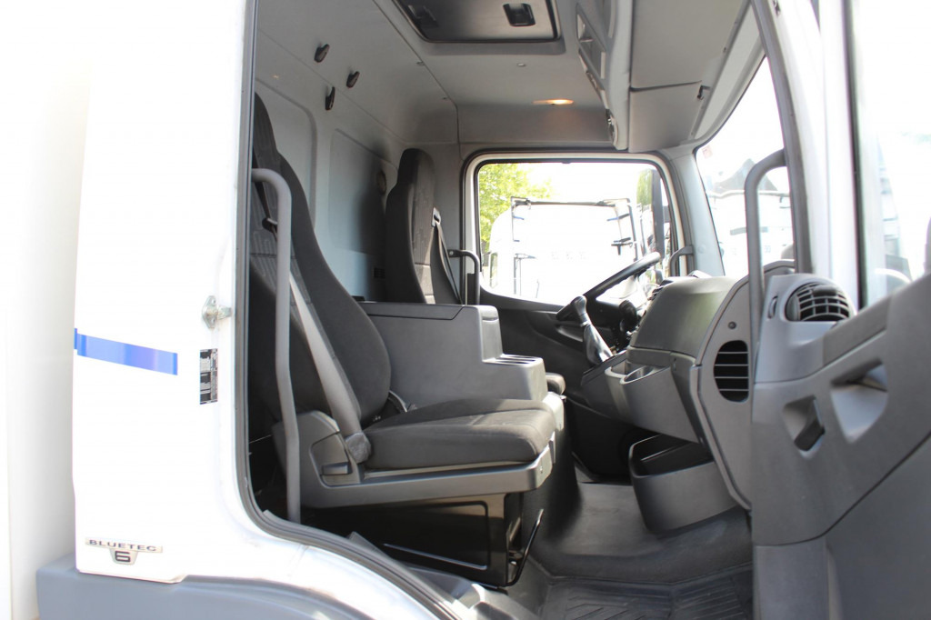 Mercedes-Benz Atego 1221 E6  Koffer   Klima  LDW  Schalter  LBW - Camión caja cerrada: foto 4 Mercedes-Benz Atego 1221 E6  Koffer   Klima  LDW  Schalter  LBW - Camión caja cerrada: foto 4