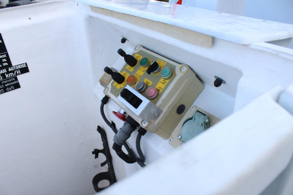 Renault Master Comilev 100TF1 10m Klima nur 167h HU-UVV - Camión con plataforma elevadora: foto 3 Renault Master Comilev 100TF1 10m Klima nur 167h HU-UVV - Camión con plataforma elevadora: foto 3