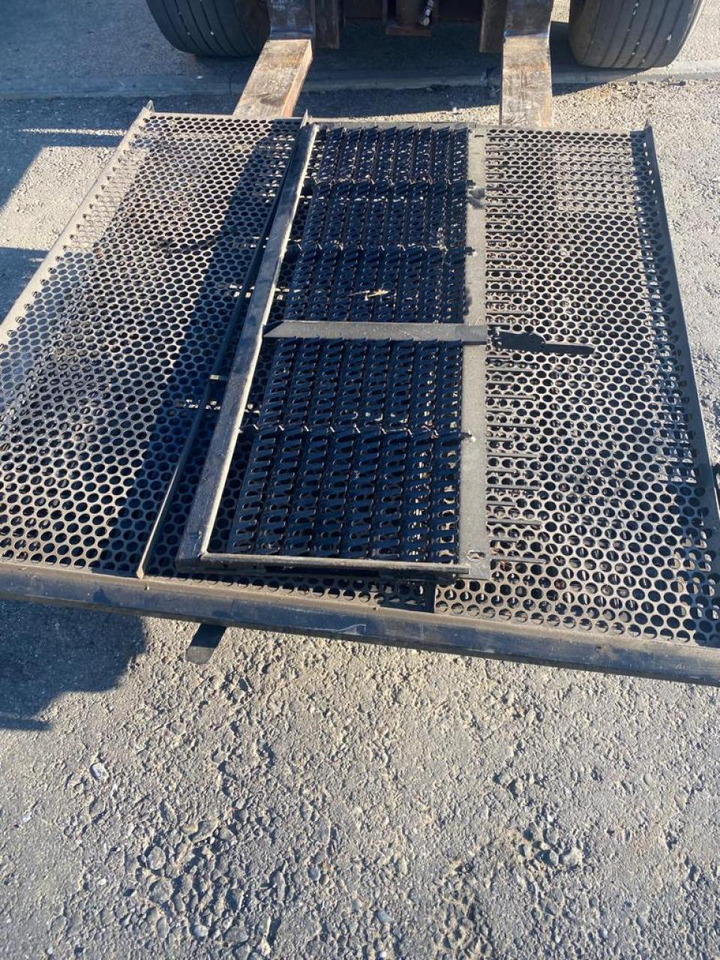 New Holland Maisausrüstung, Korb und Siebe für NH Mähdrescher TC 5.80 5080 5070 - Accesorios para cosechadoras: foto 2 New Holland Maisausrüstung, Korb und Siebe für NH Mähdrescher TC 5.80 5080 5070 - Accesorios para cosechadoras: foto 2