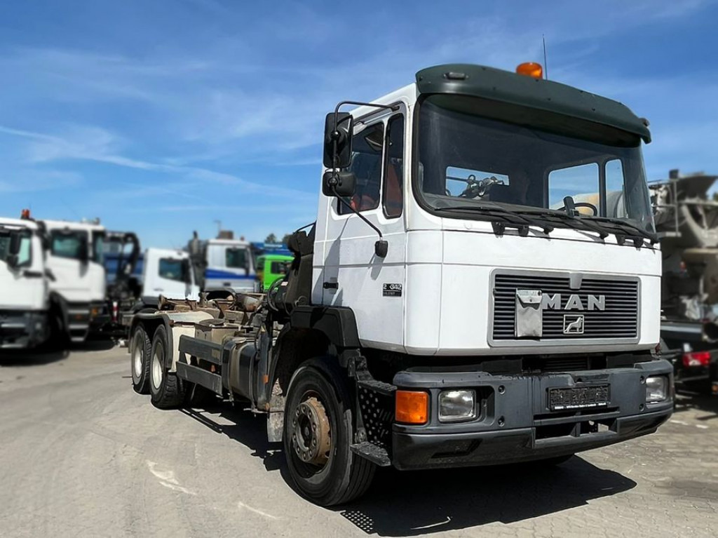 MAN F2000 27.342 6x4 Abrollkipper mit Kran - Camión multibasculante, Camión grúa: foto 2 MAN F2000 27.342 6x4 Abrollkipper mit Kran - Camión multibasculante, Camión grúa: foto 2