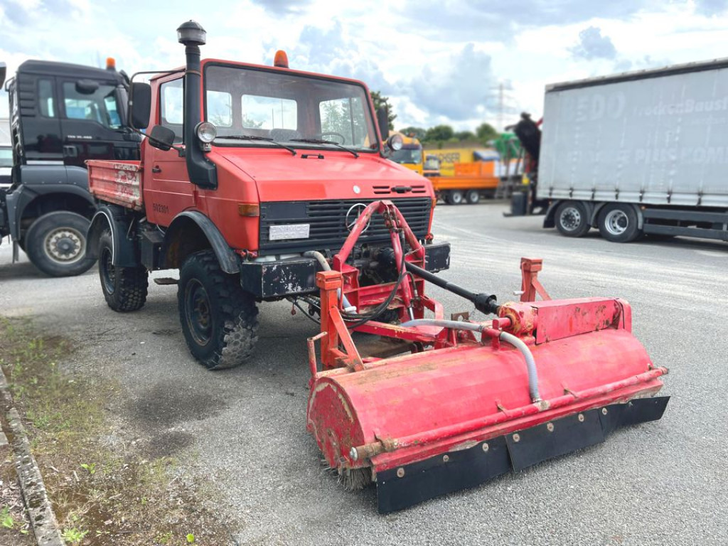 MERCEDES-BENZ Unimog U 424 2-Achs Allradkipper Front+Heckhydraulik Besen - Camión volquete: foto 2 MERCEDES-BENZ Unimog U 424 2-Achs Allradkipper Front+Heckhydraulik Besen - Camión volquete: foto 2