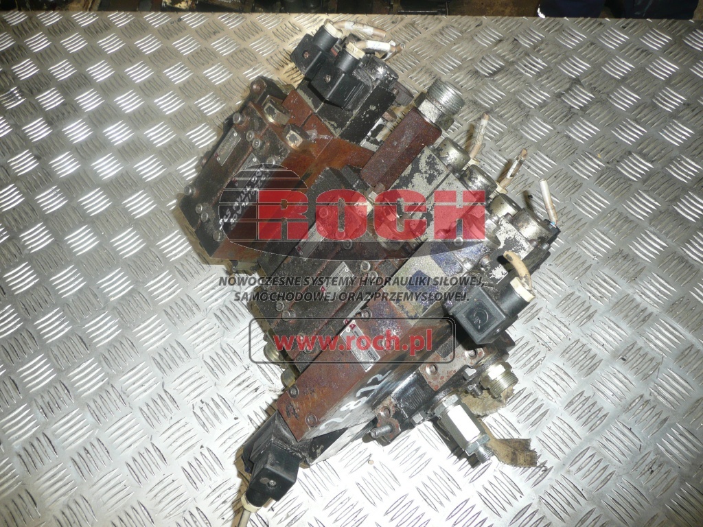 BUCHER HYDRAULICS 100021072 LD8SE4A2525 RM5445121646095109 + LP8SM3J63xx-SxK-0M18G24/16 29040763 2904078 29052523 + LV8SSBW-0M22/13 P=310 29040766 - 8 SEKCYJNY + KOŚĆ + CEWKI + ELEKTROZAWORY - Válvula hidráulica: foto 1 BUCHER HYDRAULICS 100021072 LD8SE4A2525 RM5445121646095109 + LP8SM3J63xx-SxK-0M18G24/16 29040763 2904078 29052523 + LV8SSBW-0M22/13 P=310 29040766 - 8 SEKCYJNY + KOŚĆ + CEWKI + ELEKTROZAWORY - Válvula hidráulica: foto 1