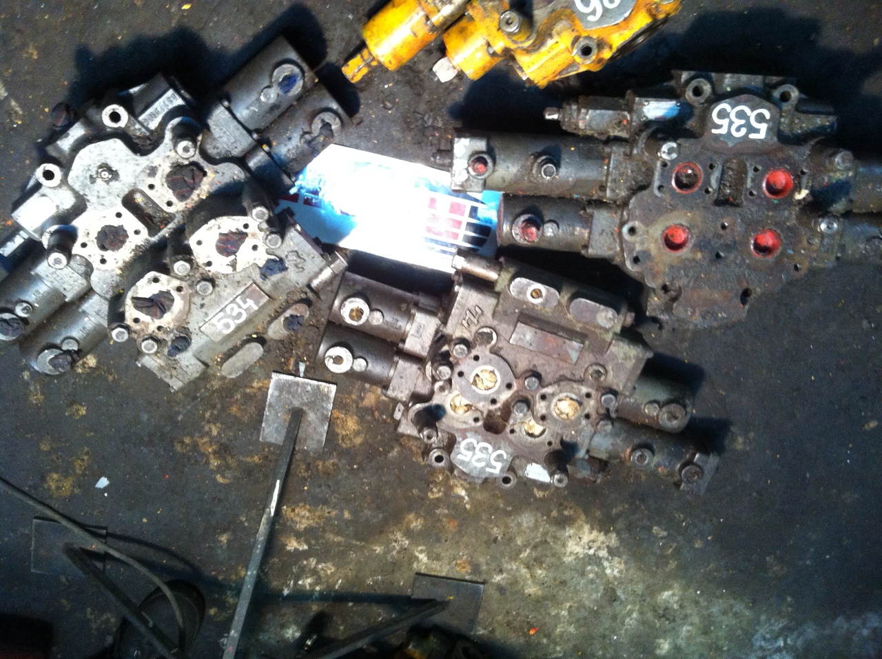 HYDRECO HAMWORTHY V2A4013DA3VS 84013201011 - 2 SEKCYJNY - Válvula hidráulica para Maquinaria de construcción: foto 1 HYDRECO HAMWORTHY V2A4013DA3VS 84013201011 - 2 SEKCYJNY - Válvula hidráulica para Maquinaria de construcción: foto 1