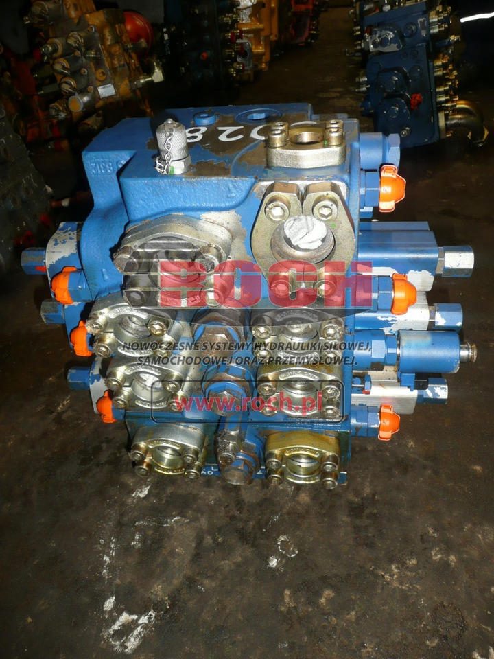 LIEBHERR R900249105 M6-1055-02-2M6-22M2J-0HV11-LH 10801455 - 3 SEKCYJNY - Válvula hidráulica: foto 1 LIEBHERR R900249105 M6-1055-02-2M6-22M2J-0HV11-LH 10801455 - 3 SEKCYJNY - Válvula hidráulica: foto 1
