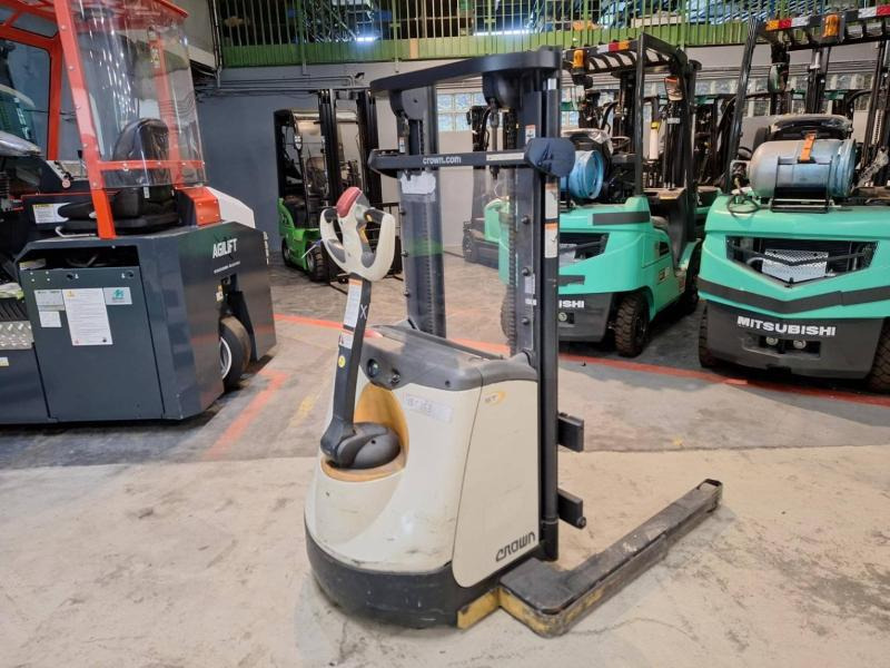 Crown ST3000-1.0 - Apilador: foto 4 Crown ST3000-1.0 - Apilador: foto 4