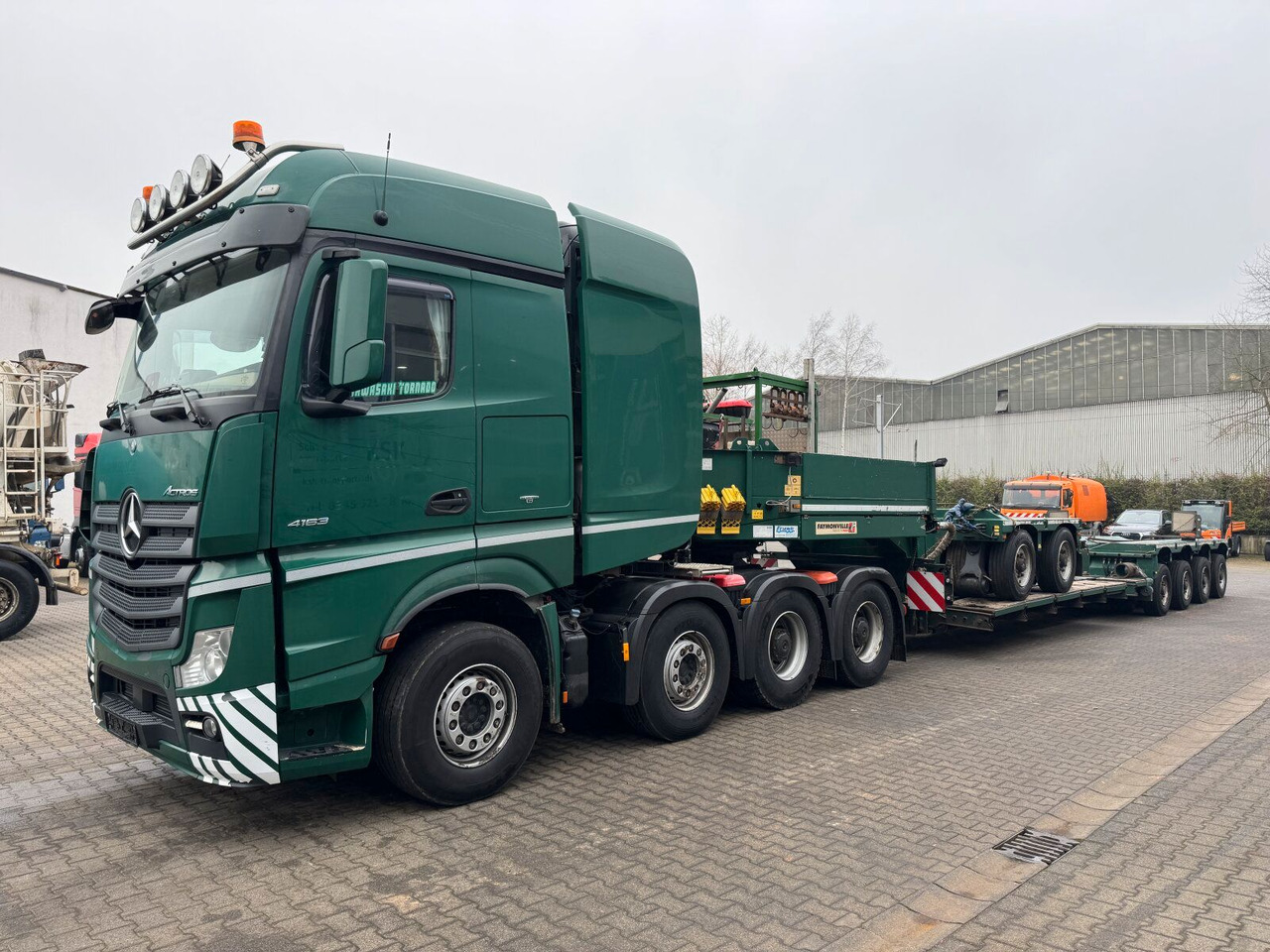 Mercedes-Benz ACTROS 4163 8x4 Schwerlast +Tieflader 4+2 *83 T - Cabeza tractora: foto 2 Mercedes-Benz ACTROS 4163 8x4 Schwerlast +Tieflader 4+2 *83 T - Cabeza tractora: foto 2