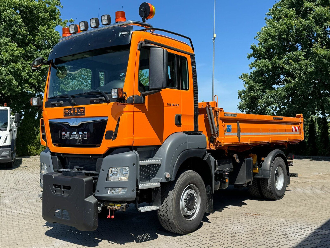 MAN TGS 18.320 4x4 BL Euro 6 Kipper + Winterdienst - Camión volquete: foto 2 MAN TGS 18.320 4x4 BL Euro 6 Kipper + Winterdienst - Camión volquete: foto 2
