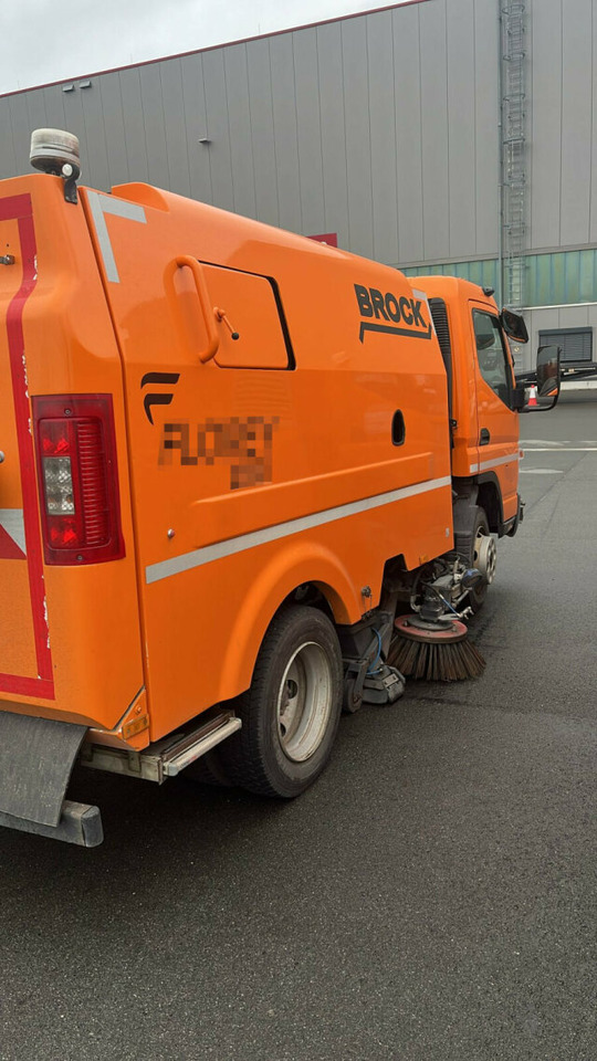 Mitsubishi Canter FUSO Kehrmaschine BROCK SL140 4 m³ - Barredora vial: foto 3 Mitsubishi Canter FUSO Kehrmaschine BROCK SL140 4 m³ - Barredora vial: foto 3