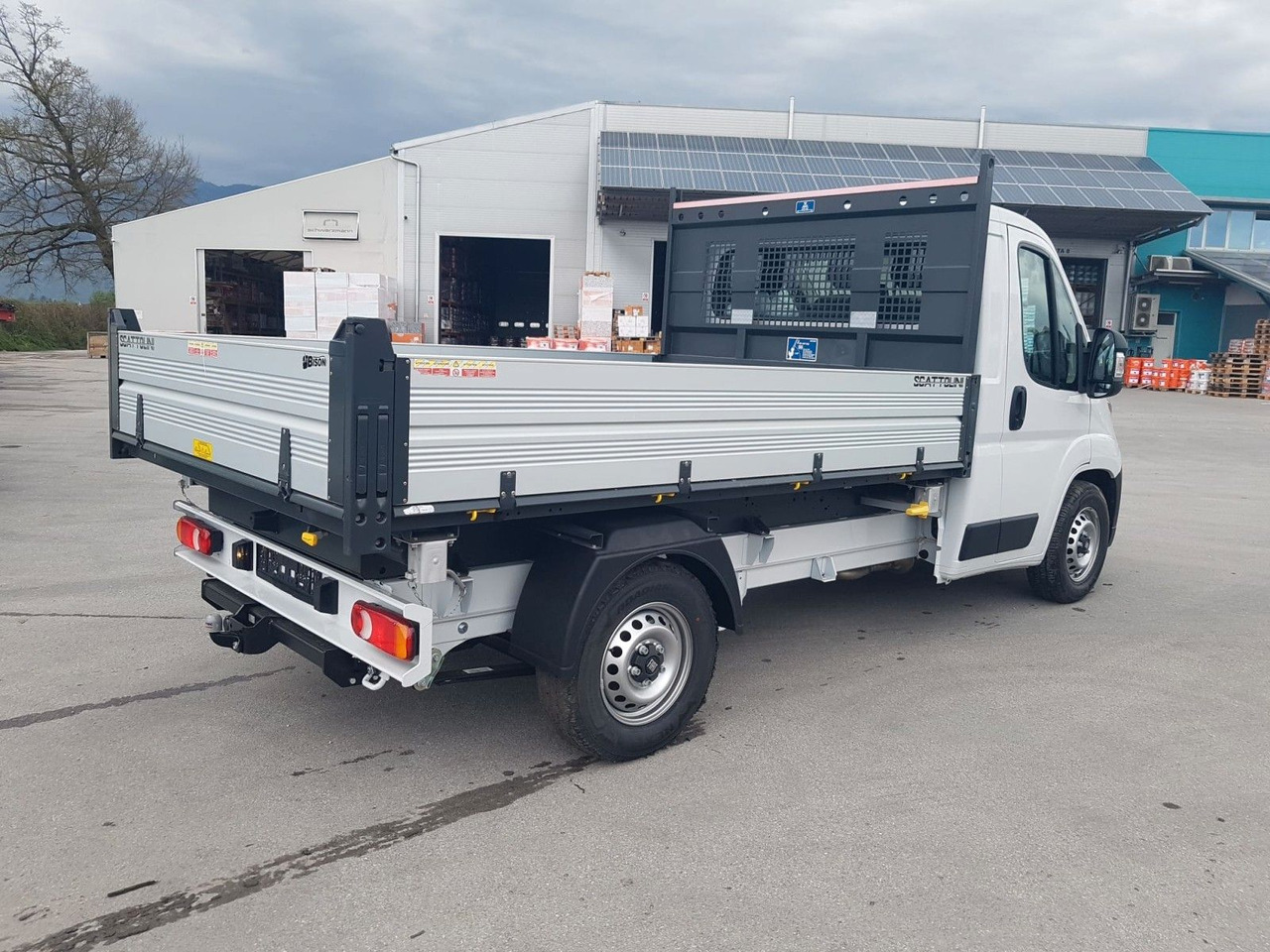 Fiat Ducato 35H L2H1 EKA 3-Seiten-Kipper 180 PS AHK - Furgoneta basculante: foto 4 Fiat Ducato 35H L2H1 EKA 3-Seiten-Kipper 180 PS AHK - Furgoneta basculante: foto 4