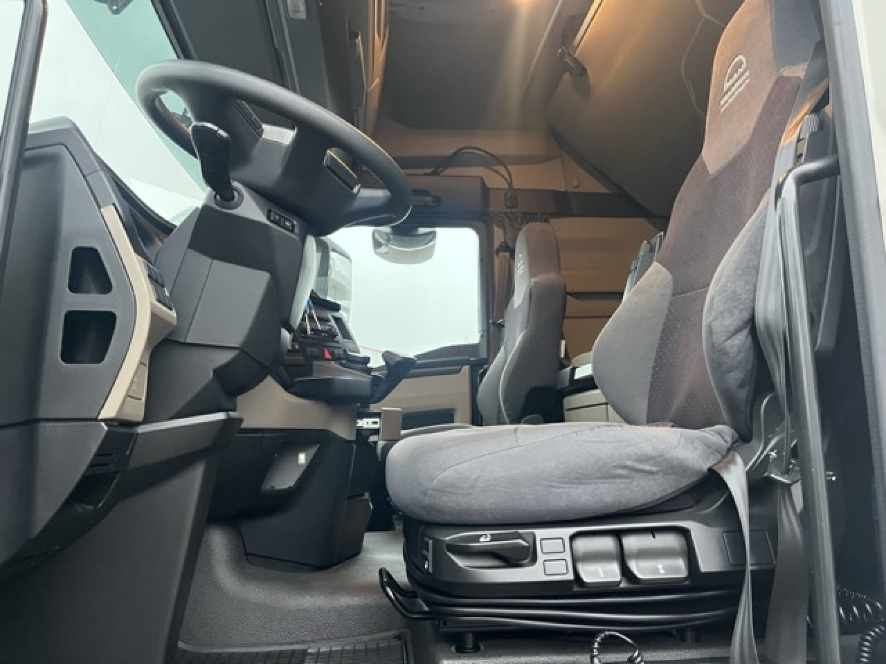 MAN TGX 18.470 4x2 BLS Euro6 Retarder Klima Luftfeder - Cabeza tractora: foto 5 MAN TGX 18.470 4x2 BLS Euro6 Retarder Klima Luftfeder - Cabeza tractora: foto 5