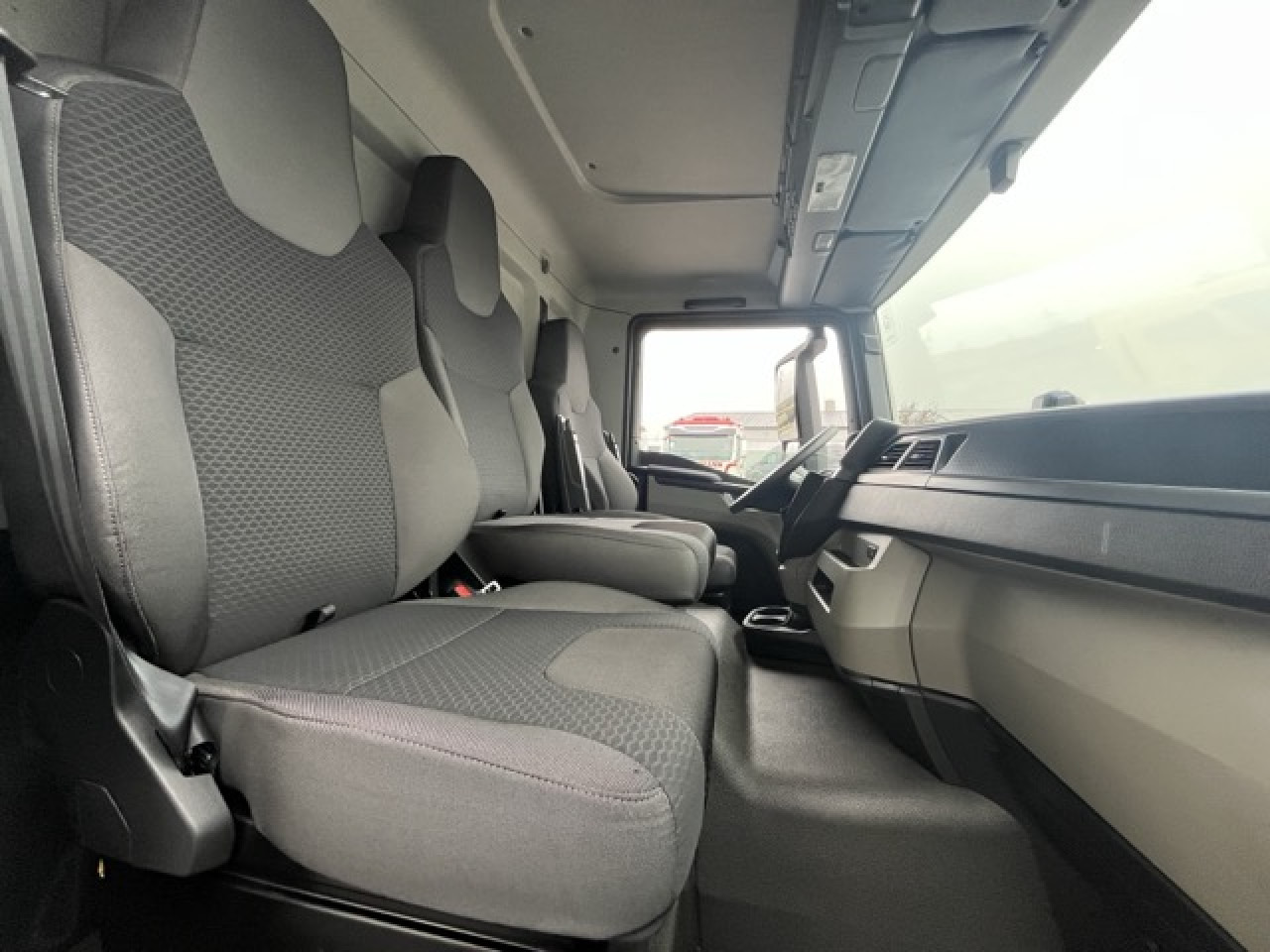 MAN TGL 12.250 4x2 BL CH Euro6 Klima AHK Luftfeder ZV - Camión caja cerrada: foto 3 MAN TGL 12.250 4x2 BL CH Euro6 Klima AHK Luftfeder ZV - Camión caja cerrada: foto 3