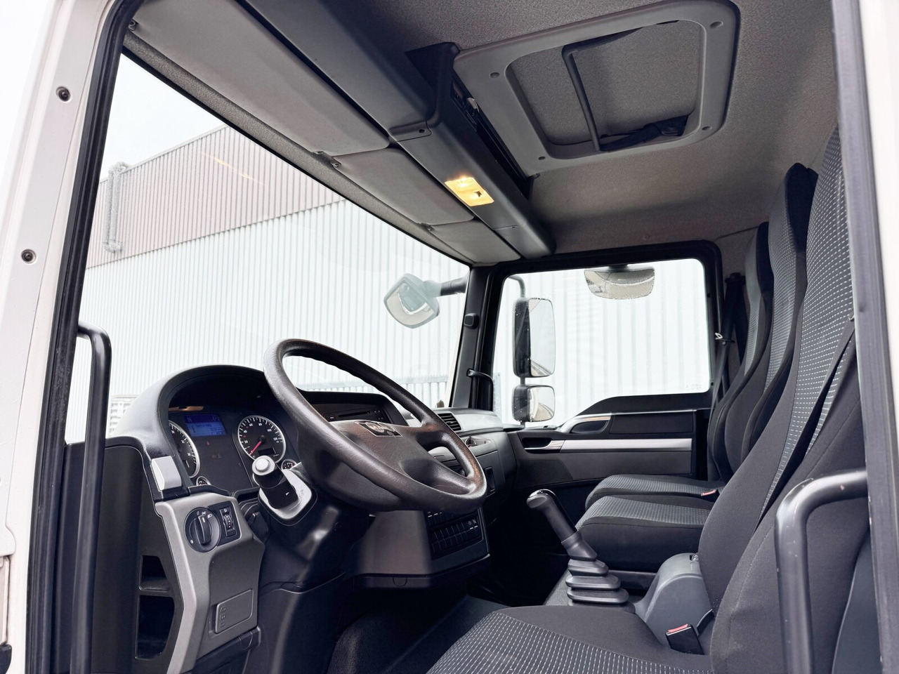 MAN TGL 8.150 4x2 BL TGL 8.150 4x2 BL, Möbelkoffer mit Rolltor - Camión caja cerrada: foto 4 MAN TGL 8.150 4x2 BL TGL 8.150 4x2 BL, Möbelkoffer mit Rolltor - Camión caja cerrada: foto 4