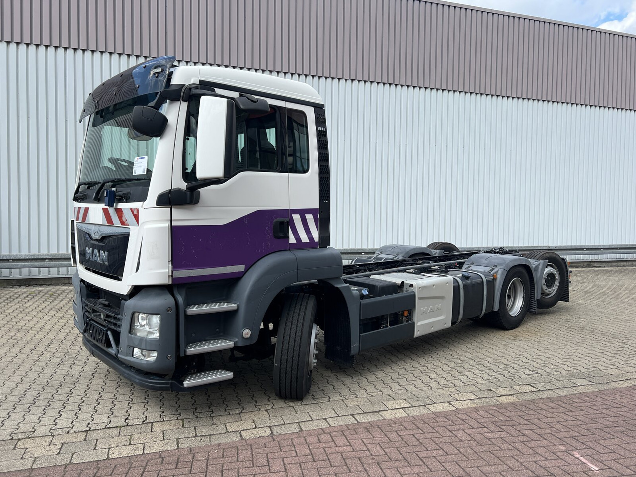 MAN TGS 26.320 6X2-4 BL TGS 26.320 6X2-4 BL, Lenk-/Liftachse, Rechtslenker, Export Only! - Camión chasis: foto 1 MAN TGS 26.320 6X2-4 BL TGS 26.320 6X2-4 BL, Lenk-/Liftachse, Rechtslenker, Export Only! - Camión chasis: foto 1