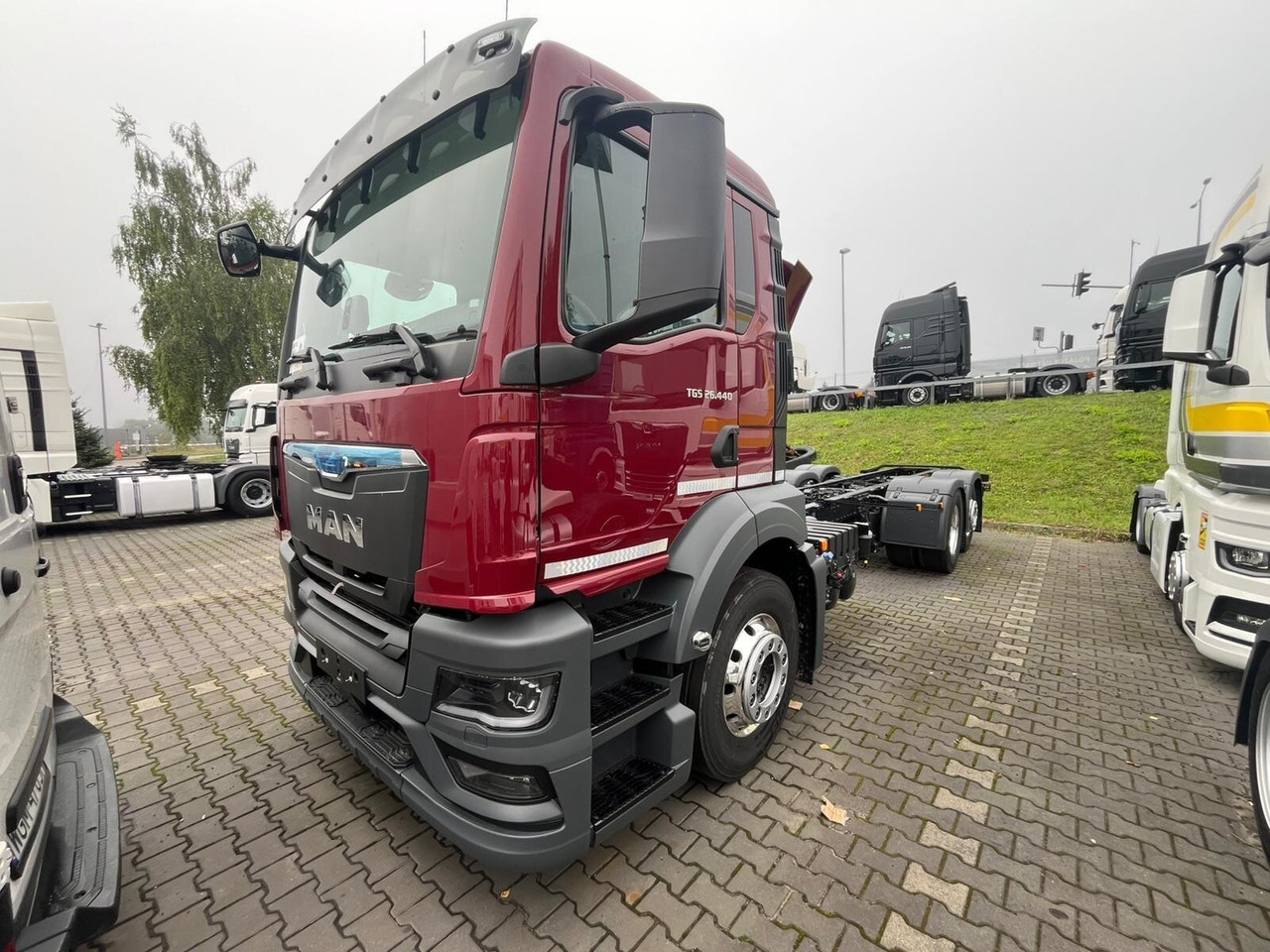 MAN TGS 26.440 6x2-4 LL CH TGS 26.440 6x2-4 LL CH, Lenk-/Liftachse, Navi, LED - Camión chasis: foto 1 MAN TGS 26.440 6x2-4 LL CH TGS 26.440 6x2-4 LL CH, Lenk-/Liftachse, Navi, LED - Camión chasis: foto 1