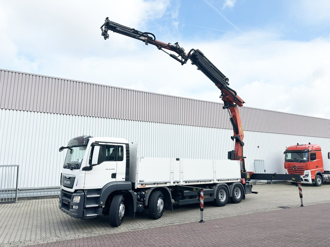 MAN TGS 35.440 8x4 BL TGS 35.440 8x4 BL, Navi, Heckkran Palfinger PK42002 SH-F + Jip PJ 060 B, 24,9m-730kg, Funk - Camión grúa, Camión caja abierta: foto 1 MAN TGS 35.440 8x4 BL TGS 35.440 8x4 BL, Navi, Heckkran Palfinger PK42002 SH-F + Jip PJ 060 B, 24,9m-730kg, Funk - Camión grúa, Camión caja abierta: foto 1