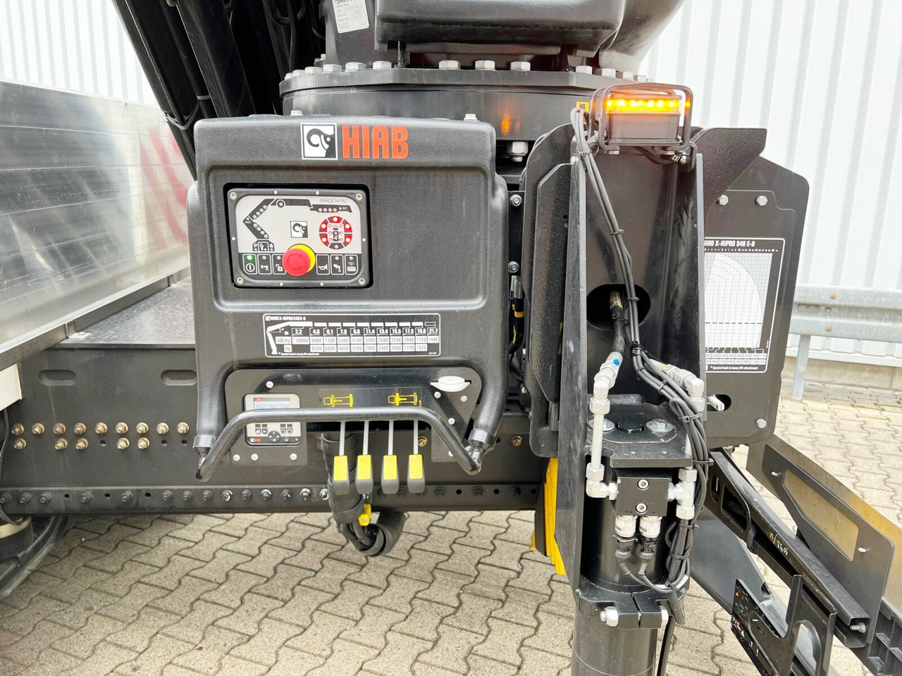 MAN TGX 26.510 6x2-4 LL CH TGX 26.510 6x2-4 LL, Kran Hiab X-HiPro 548 E-8, Lenk-/Liftachse, TwistLock 20Fuß, Funk, Retarder - Camión grúa, Camión caja abierta: foto 3 MAN TGX 26.510 6x2-4 LL CH TGX 26.510 6x2-4 LL, Kran Hiab X-HiPro 548 E-8, Lenk-/Liftachse, TwistLock 20Fuß, Funk, Retarder - Camión grúa, Camión caja abierta: foto 3