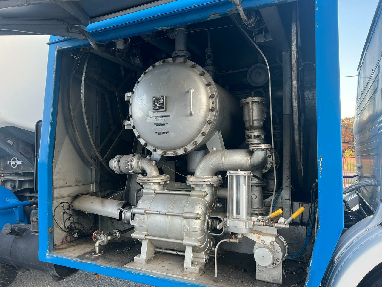 Mercedes-Benz 1923 4x2 Tankwagenzug für Kerosin 40.000l 1923 4x2 Tankwagenzug für Kerosin 40.000l - Camión cisterna: foto 5 Mercedes-Benz 1923 4x2 Tankwagenzug für Kerosin 40.000l 1923 4x2 Tankwagenzug für Kerosin 40.000l - Camión cisterna: foto 5