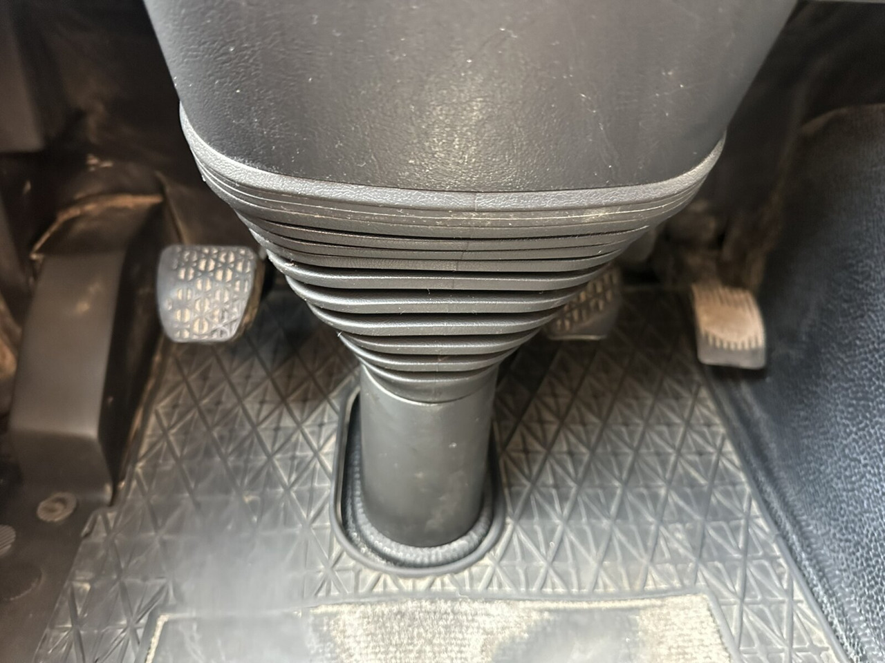 Mercedes-Benz Actros 3348 AK 6x6 Actros 3348 AK 6x6 - Camión chasis: foto 4 Mercedes-Benz Actros 3348 AK 6x6 Actros 3348 AK 6x6 - Camión chasis: foto 4