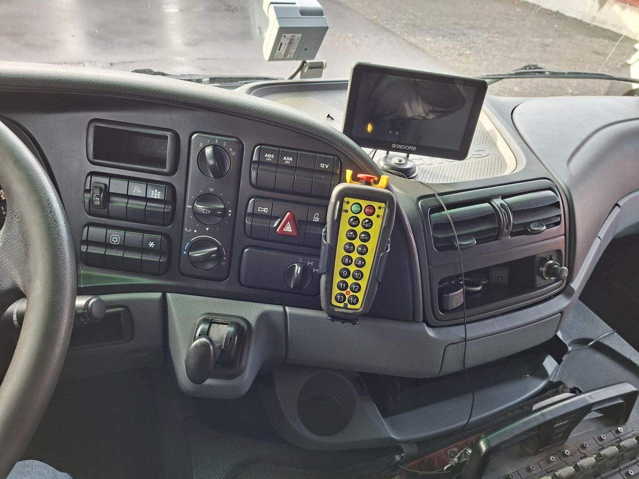 Mercedes-Benz Actros 4146 K 8x4/4 Actros 4146 K 8x4/4, Retarder, Kran Hiab XS 477 E-7 HiPro, Bj. 2010, Flyjib, Seilwinde, Funk - Camión multibasculante, Camión grúa: foto 5 Mercedes-Benz Actros 4146 K 8x4/4 Actros 4146 K 8x4/4, Retarder, Kran Hiab XS 477 E-7 HiPro, Bj. 2010, Flyjib, Seilwinde, Funk - Camión multibasculante, Camión grúa: foto 5