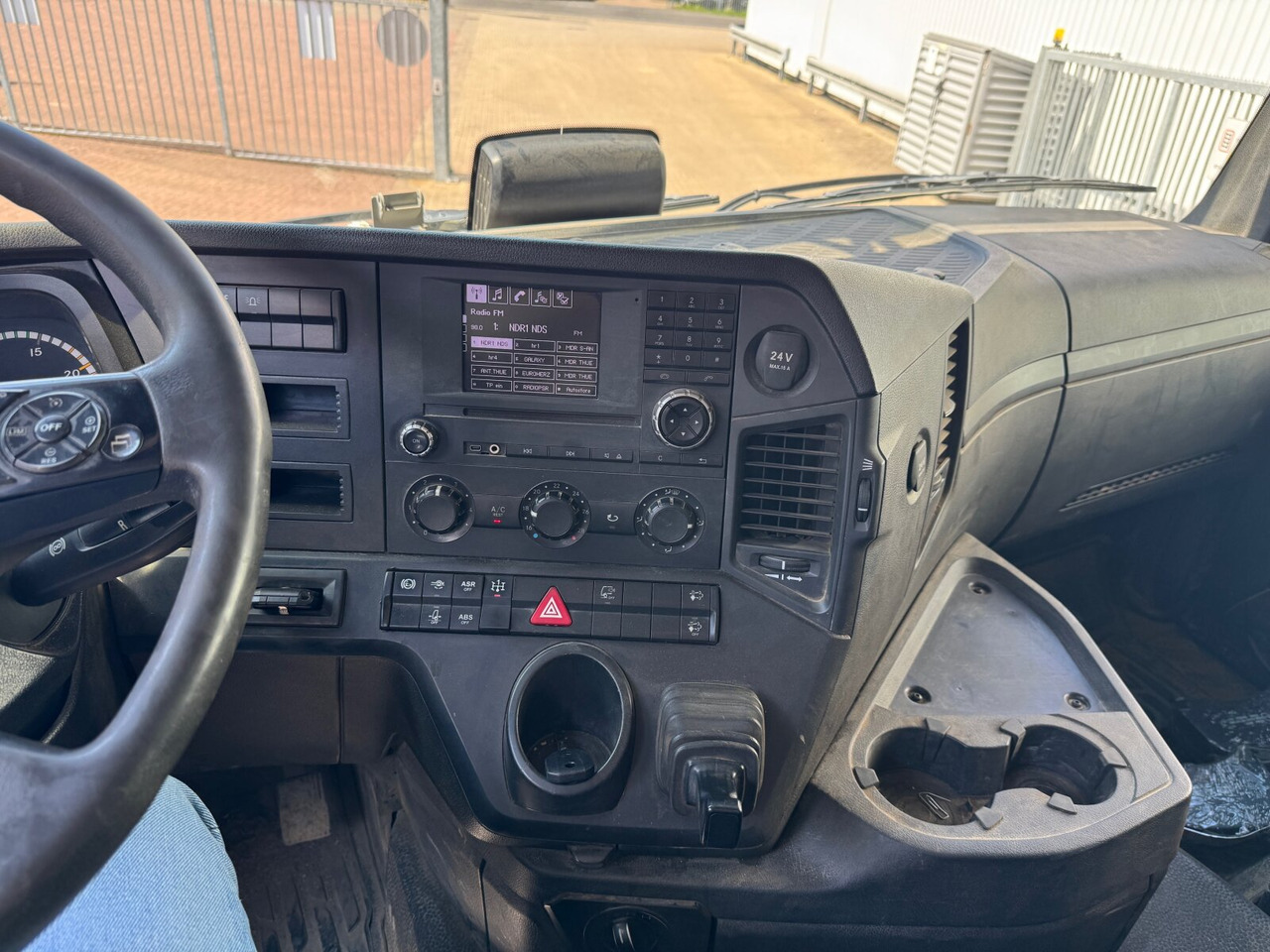 Mercedes-Benz Arocs 3243 K 8x4/4 Arocs 3243 K 8x4/4, Alu-Bordwände - Camión volquete: foto 3 Mercedes-Benz Arocs 3243 K 8x4/4 Arocs 3243 K 8x4/4, Alu-Bordwände - Camión volquete: foto 3