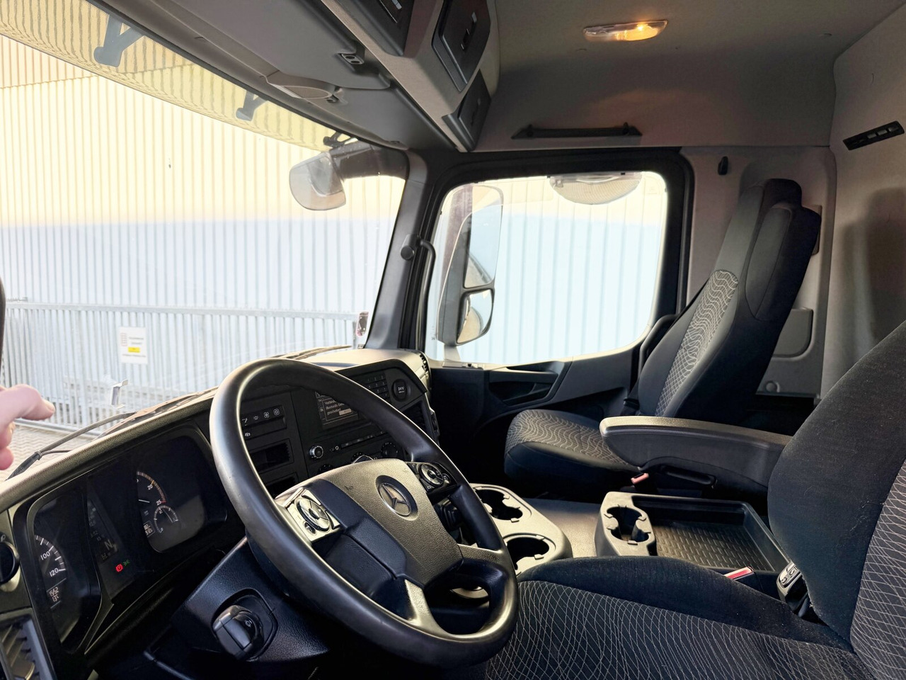 Mercedes-Benz Arocs 3351 AK 6x6 Arocs 3351 AK 6x6, Retarder, Grounder, Motorabtrieb, pneum. Heckklappenöffnung - Camión volquete: foto 4 Mercedes-Benz Arocs 3351 AK 6x6 Arocs 3351 AK 6x6, Retarder, Grounder, Motorabtrieb, pneum. Heckklappenöffnung - Camión volquete: foto 4