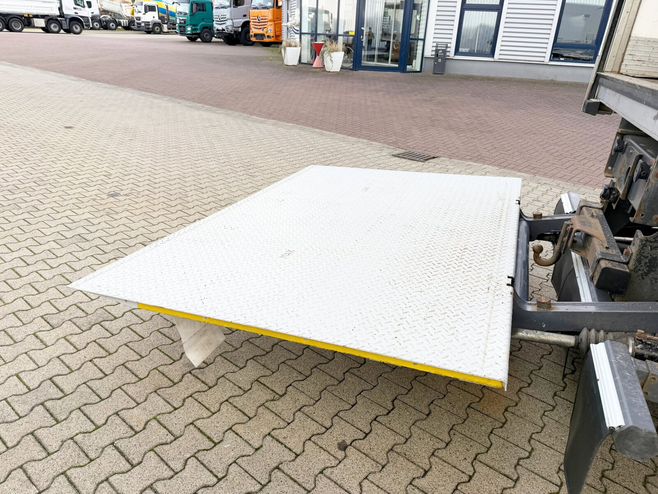 Mercedes-Benz Atego 1330 4x4 Atego 1330 4x4, Iso-Koffer mit Heizung, LBW - Camión caja cerrada: foto 2 Mercedes-Benz Atego 1330 4x4 Atego 1330 4x4, Iso-Koffer mit Heizung, LBW - Camión caja cerrada: foto 2