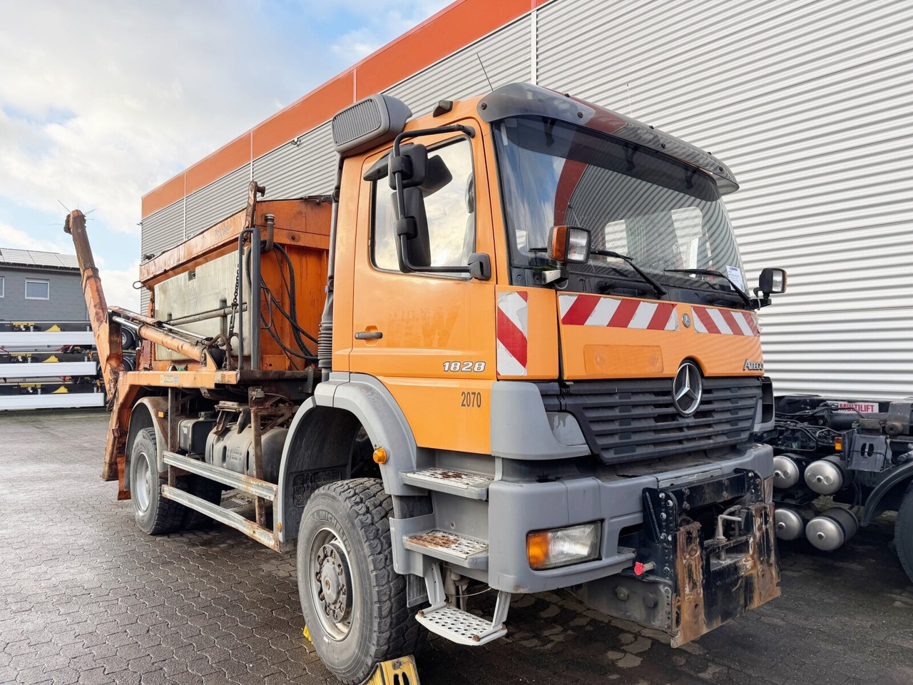 Mercedes-Benz Atego 1828 4x4 Atego 1828 4x4, Tele-Absetzer, Winterdienstausstattung - Camión portacontenedor de cadenas: foto 1 Mercedes-Benz Atego 1828 4x4 Atego 1828 4x4, Tele-Absetzer, Winterdienstausstattung - Camión portacontenedor de cadenas: foto 1