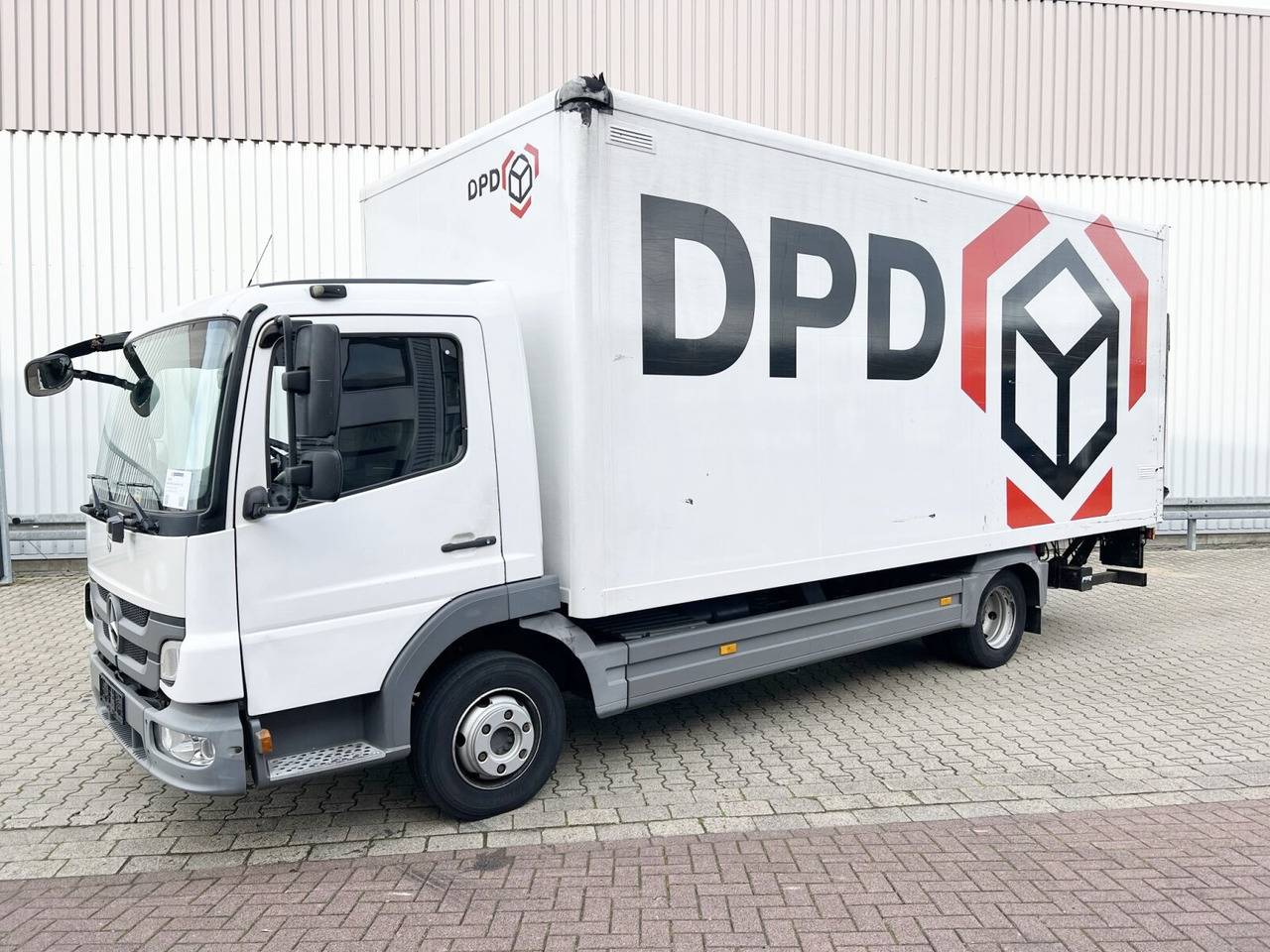 Mercedes-Benz Atego 816 L 4x2 Atego 816 L 4x2 mit LBW, 4x Vorhanden! - Camión caja cerrada: foto 1 Mercedes-Benz Atego 816 L 4x2 Atego 816 L 4x2 mit LBW, 4x Vorhanden! - Camión caja cerrada: foto 1
