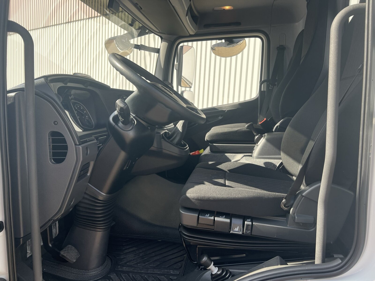 Mercedes-Benz Atego 818/23 K 4x2 Atego 818/23 K 4x2, 2x AHK, 5x VORHANDEN! - Camión chasis: foto 5 Mercedes-Benz Atego 818/23 K 4x2 Atego 818/23 K 4x2, 2x AHK, 5x VORHANDEN! - Camión chasis: foto 5