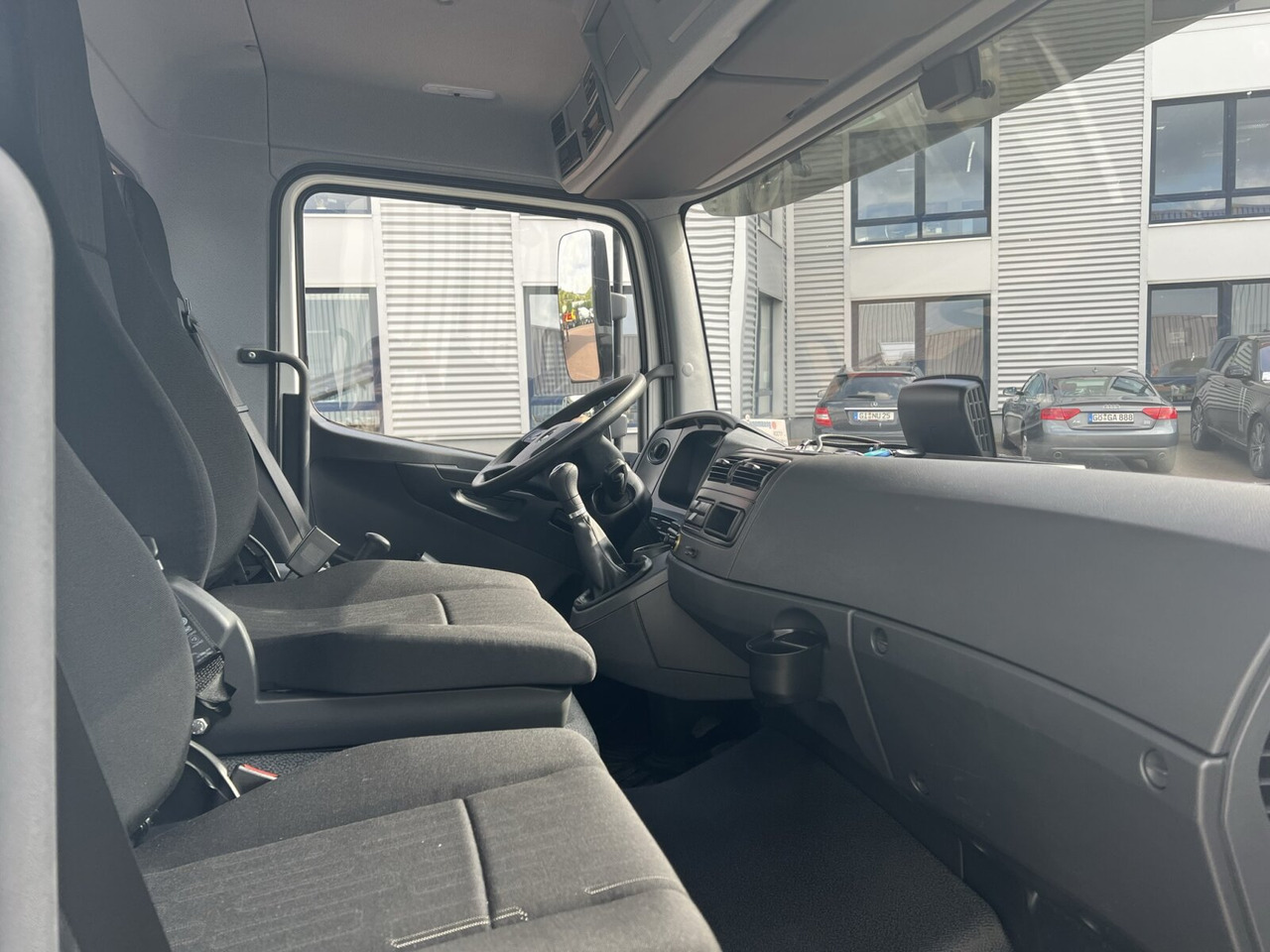 Foto del interior 2: Camión chasis Mercedes-Benz Atego 818/23 K 4x2 Atego 818/23 K 4x2, 2x AHK, 5x VORHANDEN!