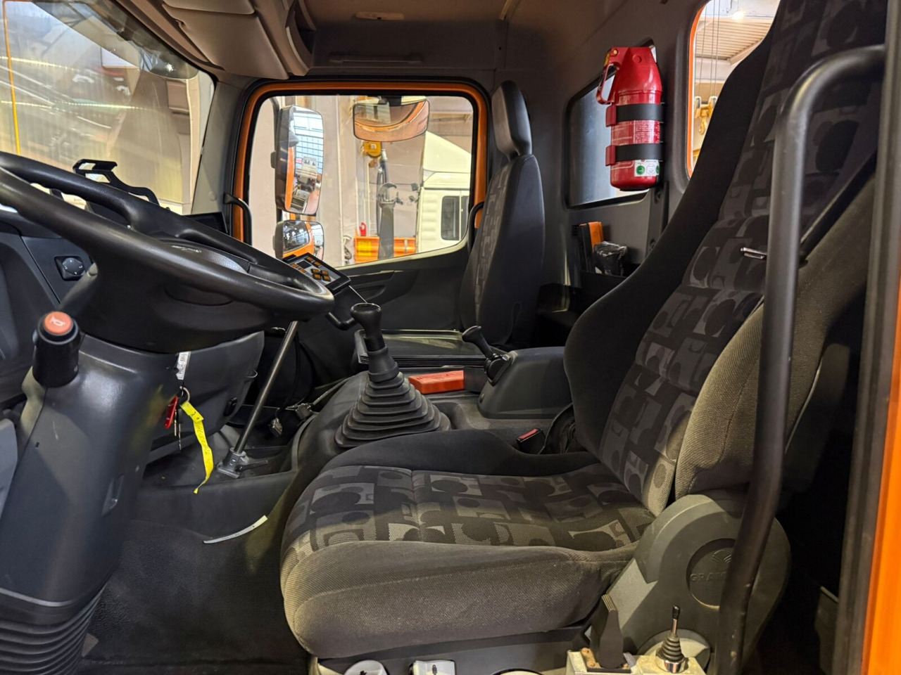 Mercedes-Benz Axor 1824 L 4x2 Axor 1824 L 4x2, Motorabtrieb, Winterdienstausstattung - Camión multibasculante: foto 5 Mercedes-Benz Axor 1824 L 4x2 Axor 1824 L 4x2, Motorabtrieb, Winterdienstausstattung - Camión multibasculante: foto 5