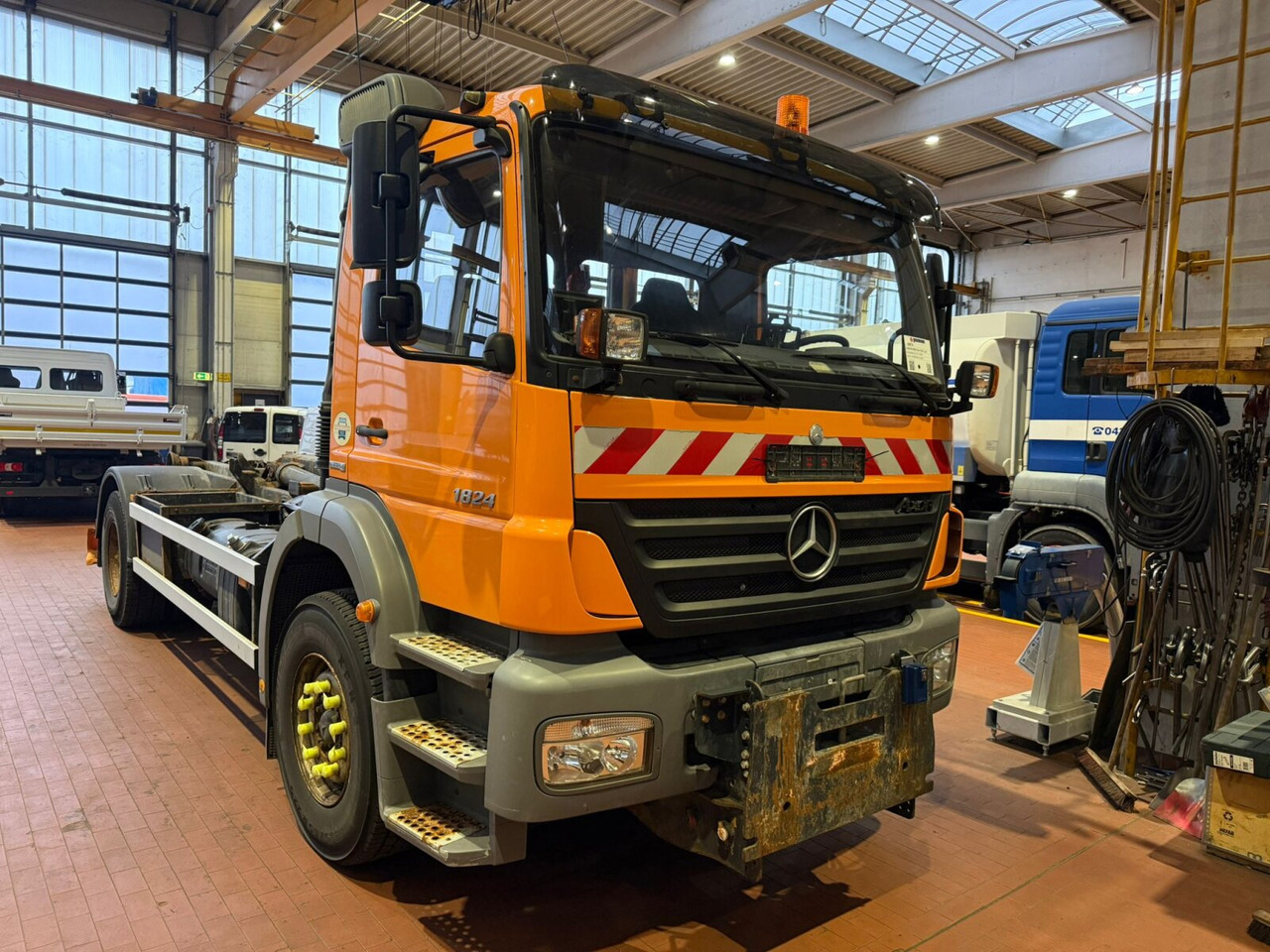 Mercedes-Benz Axor 1824 L 4x2 Axor 1824 L 4x2, Motorabtrieb, Winterdienstausstattung - Camión multibasculante: foto 1 Mercedes-Benz Axor 1824 L 4x2 Axor 1824 L 4x2, Motorabtrieb, Winterdienstausstattung - Camión multibasculante: foto 1
