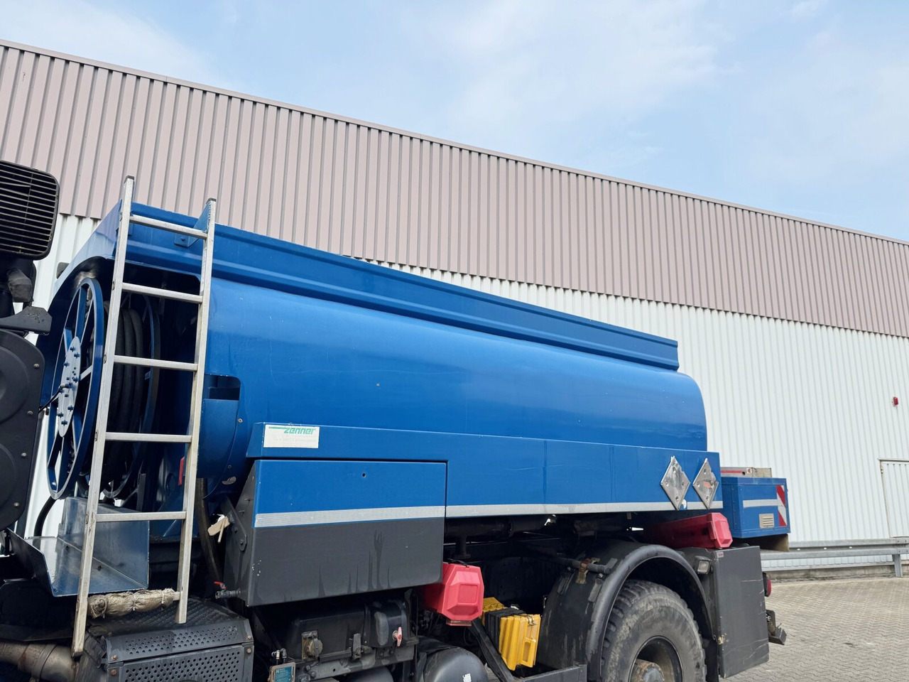 Mercedes-Benz Axor 1829 A 4x4 Axor 1829 A 4x4, Willig Tank ca. 8500l, 2 Kammern - Camión cisterna: foto 4 Mercedes-Benz Axor 1829 A 4x4 Axor 1829 A 4x4, Willig Tank ca. 8500l, 2 Kammern - Camión cisterna: foto 4