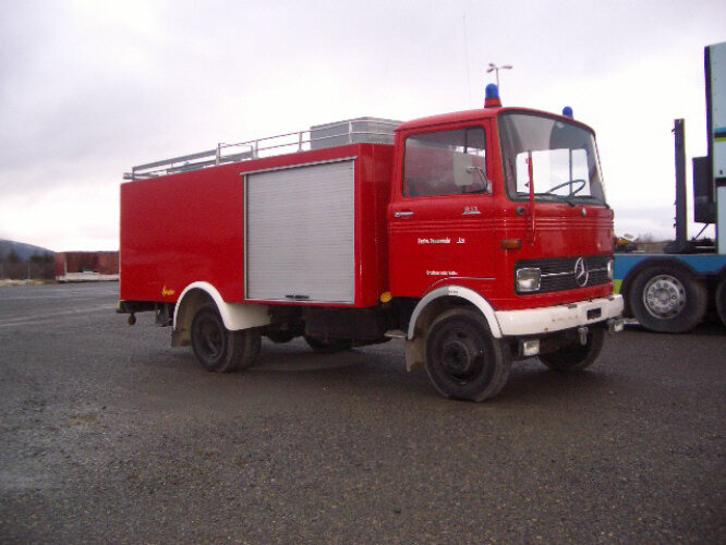 Mercedes-Benz LP 813 4x2 LP 813 4x2 Löschfahrzeug mit Wasserbehälter 2240 l - Camión de bomberos: foto 1 Mercedes-Benz LP 813 4x2 LP 813 4x2 Löschfahrzeug mit Wasserbehälter 2240 l - Camión de bomberos: foto 1