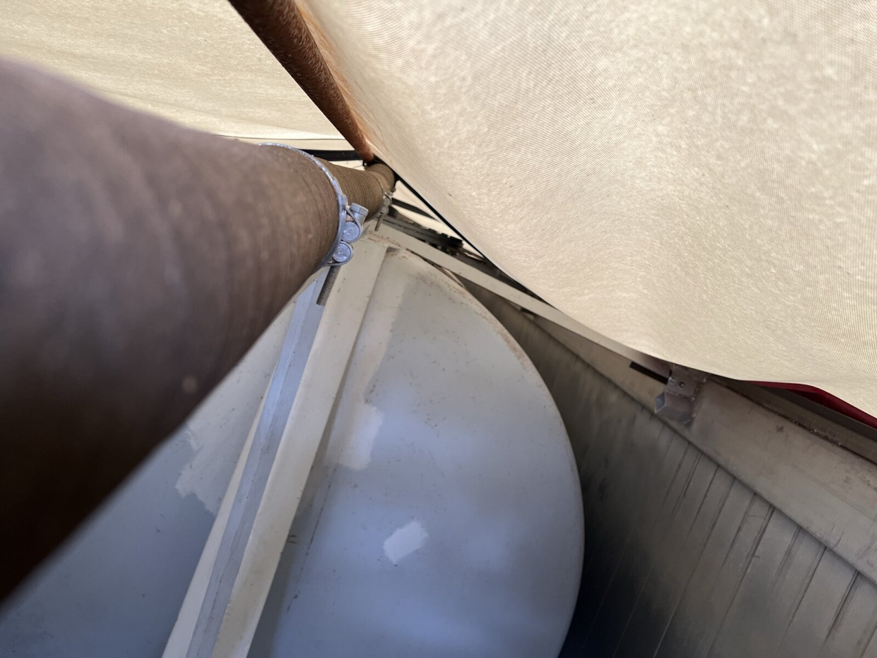 SD163/8/66 Kombiliner Köhler-Elmshorn, SD163/8/66 Kombiliner, Staub- und Rieselgut, Tank ca. 25m³ - Semirremolque cisterna: foto 5 SD163/8/66 Kombiliner Köhler-Elmshorn, SD163/8/66 Kombiliner, Staub- und Rieselgut, Tank ca. 25m³ - Semirremolque cisterna: foto 5