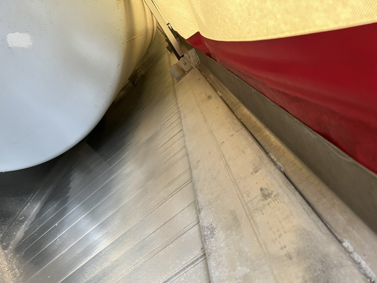 SD163/8/66 Kombiliner Köhler-Elmshorn, SD163/8/66 Kombiliner, Staub- und Rieselgut, Tank ca. 25m³ - Semirremolque cisterna: foto 4 SD163/8/66 Kombiliner Köhler-Elmshorn, SD163/8/66 Kombiliner, Staub- und Rieselgut, Tank ca. 25m³ - Semirremolque cisterna: foto 4