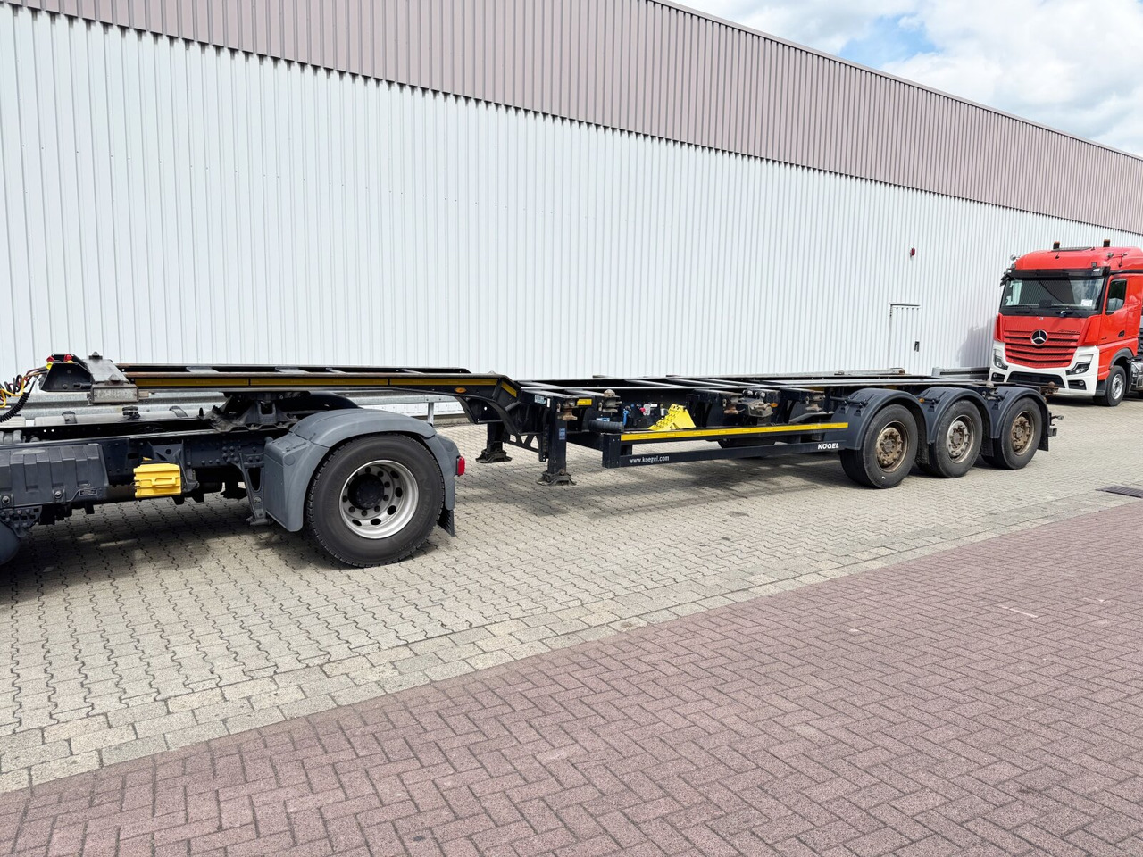 Kögel Port 45 Simplex Container-Chassis Port 45 Simplex, Container-Chassis, 20/2x20/30/40/45 Fuß, ausziehbar - Semirremolque: foto 1 Kögel Port 45 Simplex Container-Chassis Port 45 Simplex, Container-Chassis, 20/2x20/30/40/45 Fuß, ausziehbar - Semirremolque: foto 1