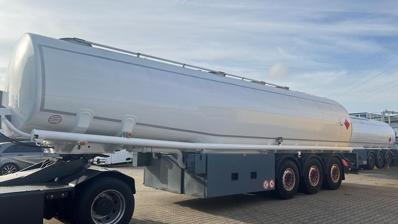 TAL 44.0/11-27 TAL 44.0/11-27, 43.950l, 4 Kammern, Untenbefüllung, Pumpe - Semirremolque cisterna: foto 1 TAL 44.0/11-27 TAL 44.0/11-27, 43.950l, 4 Kammern, Untenbefüllung, Pumpe - Semirremolque cisterna: foto 1