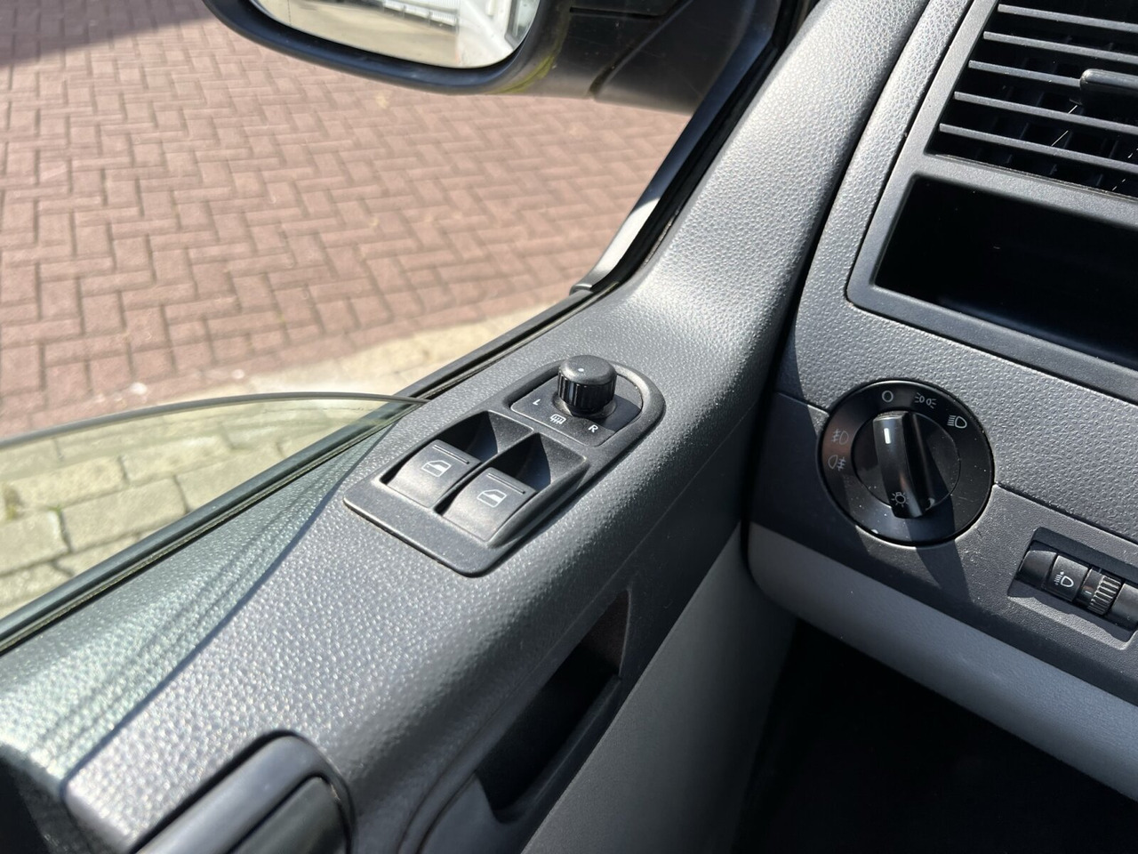 Ambulancia Volkswagen T5 2.0 TDI 4x2 T5 2.0 TDI 4x2, Krankenwagen: foto 7 Ambulancia Volkswagen T5 2.0 TDI 4x2 T5 2.0 TDI 4x2, Krankenwagen: foto 7