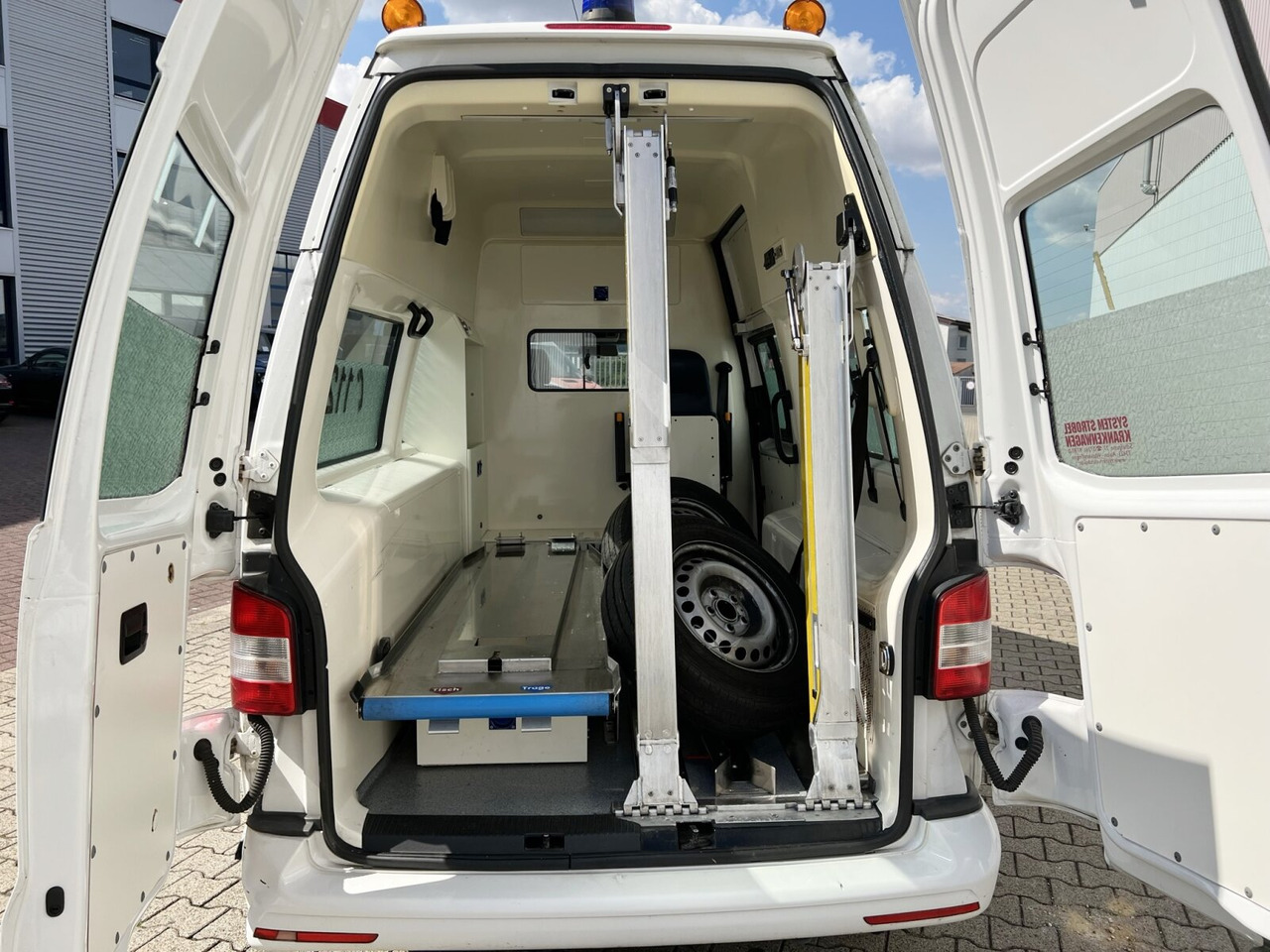 Ambulancia Volkswagen T5 2.0 TDI 4x2 T5 2.0 TDI 4x2, Krankenwagen: foto 12 Ambulancia Volkswagen T5 2.0 TDI 4x2 T5 2.0 TDI 4x2, Krankenwagen: foto 12