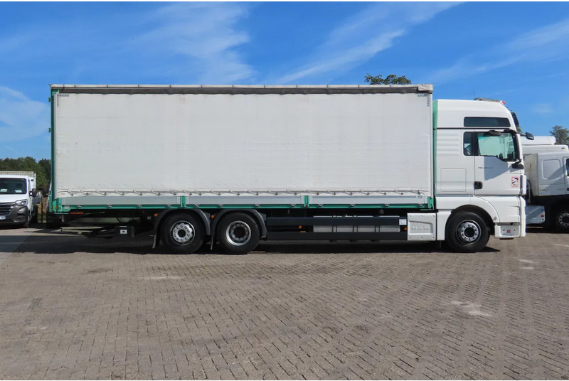 MAN TGX 26.470 ' AS NEW' condition, lift axel, moving axel, edscha, video back, etc, etc, etc - Camión lona: foto 4 MAN TGX 26.470 ' AS NEW' condition, lift axel, moving axel, edscha, video back, etc, etc, etc - Camión lona: foto 4