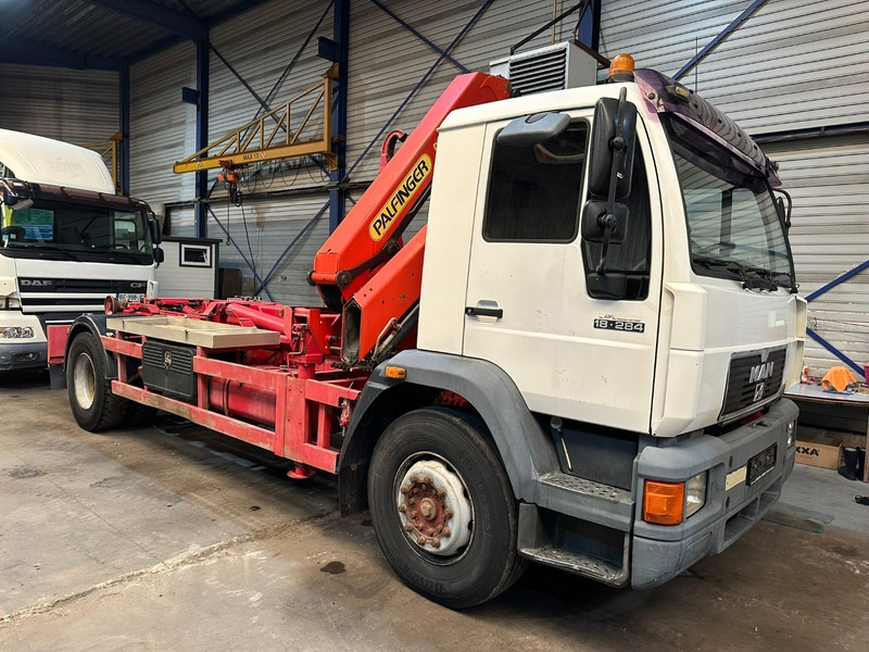 MAN 18.284 HOOKLIFT + CRANE PALFINGER PK 11001 A - STEEL SPRING / BLATT / LAMES - BE TRUCK - Camión multibasculante, Camión grúa: foto 1 MAN 18.284 HOOKLIFT + CRANE PALFINGER PK 11001 A - STEEL SPRING / BLATT / LAMES - BE TRUCK - Camión multibasculante, Camión grúa: foto 1